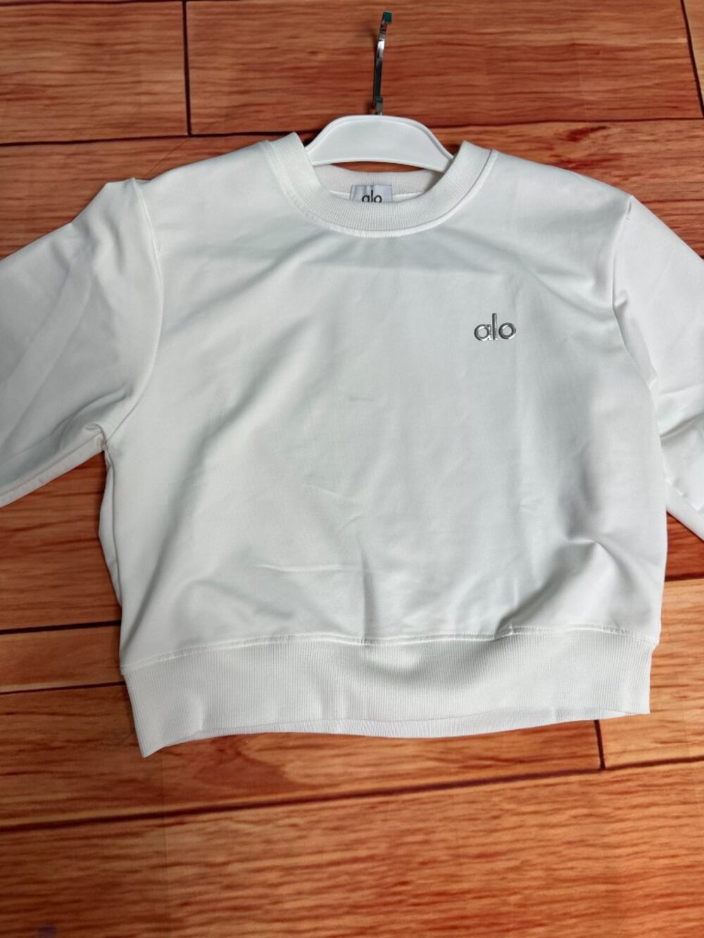 Women's White ALO Long-Sleeve Sweatshirt and Short-Sleeve Set L - Picture 3 of 4